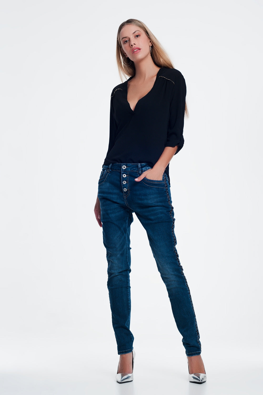 Jeans borchiati sguardo di cuoio