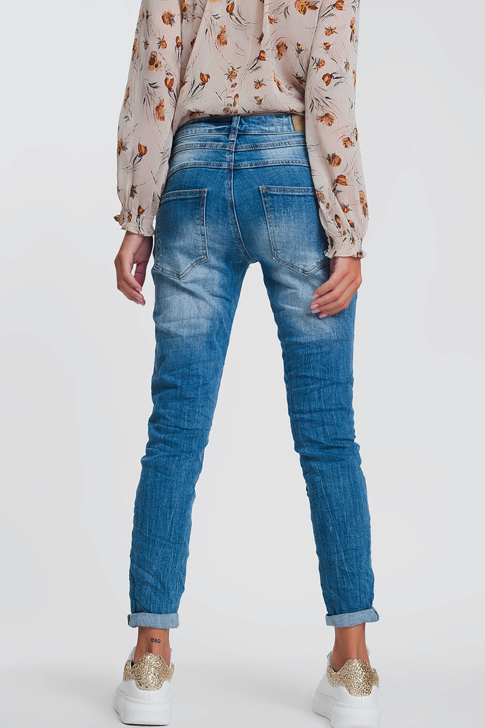Jeans boyfriend chiari con dettagli strappati