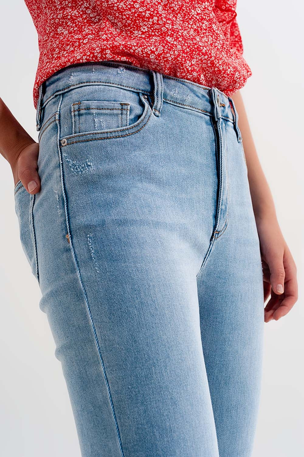 Jeans candeggiati con strappi