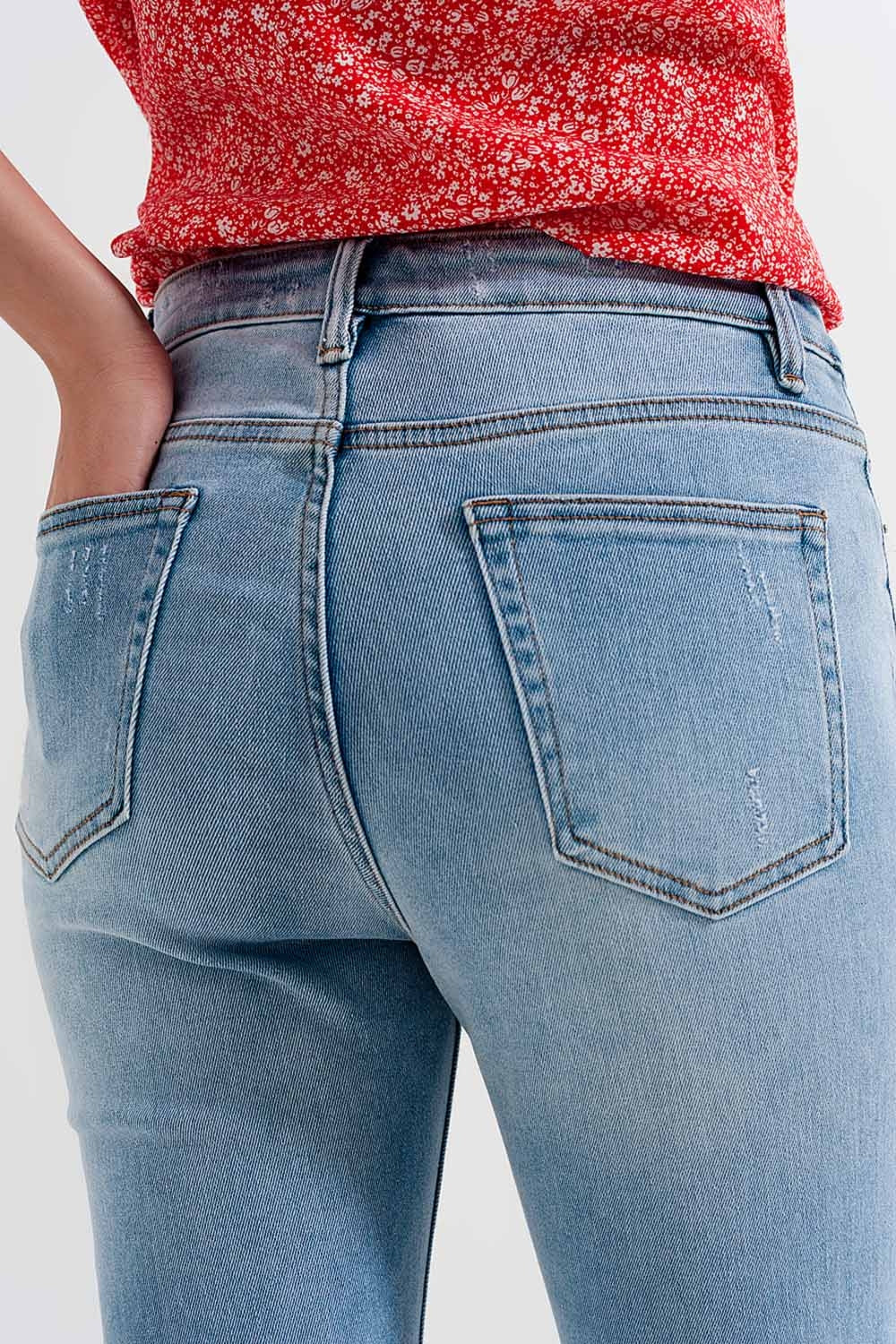 Jeans candeggiati con strappi