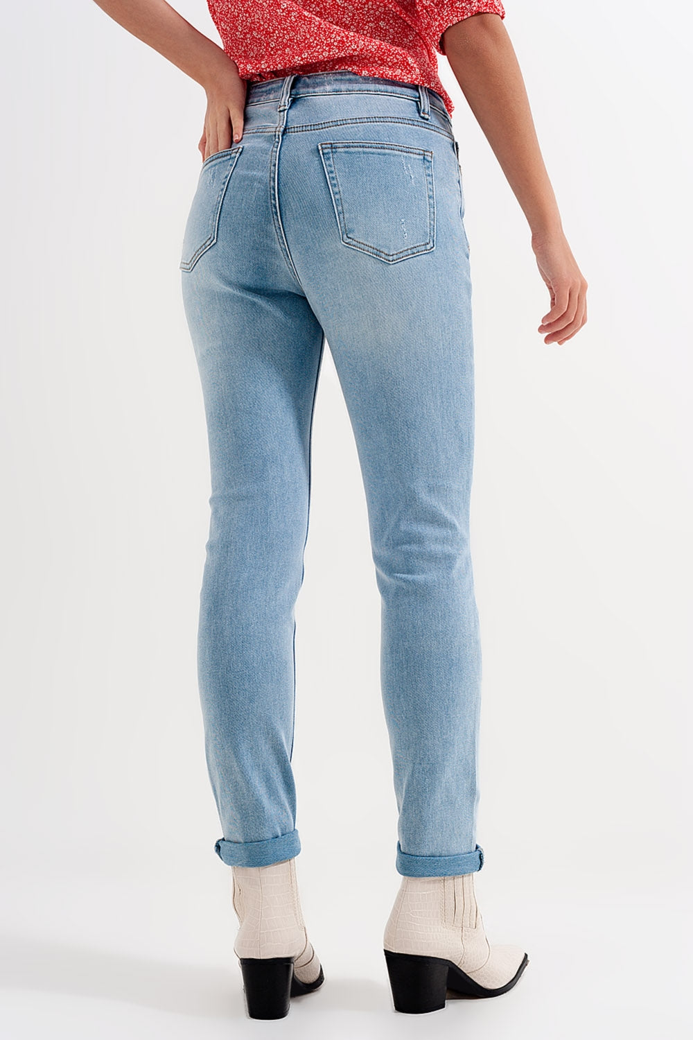 Jeans candeggiati con strappi