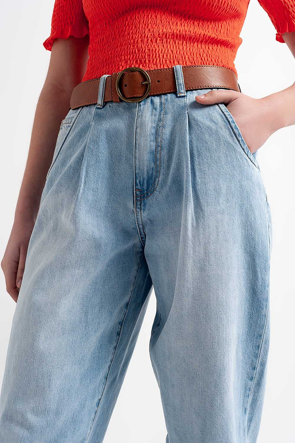 jeans comodi a vita alta con pieghe sul davanti in lavaggio candeggina