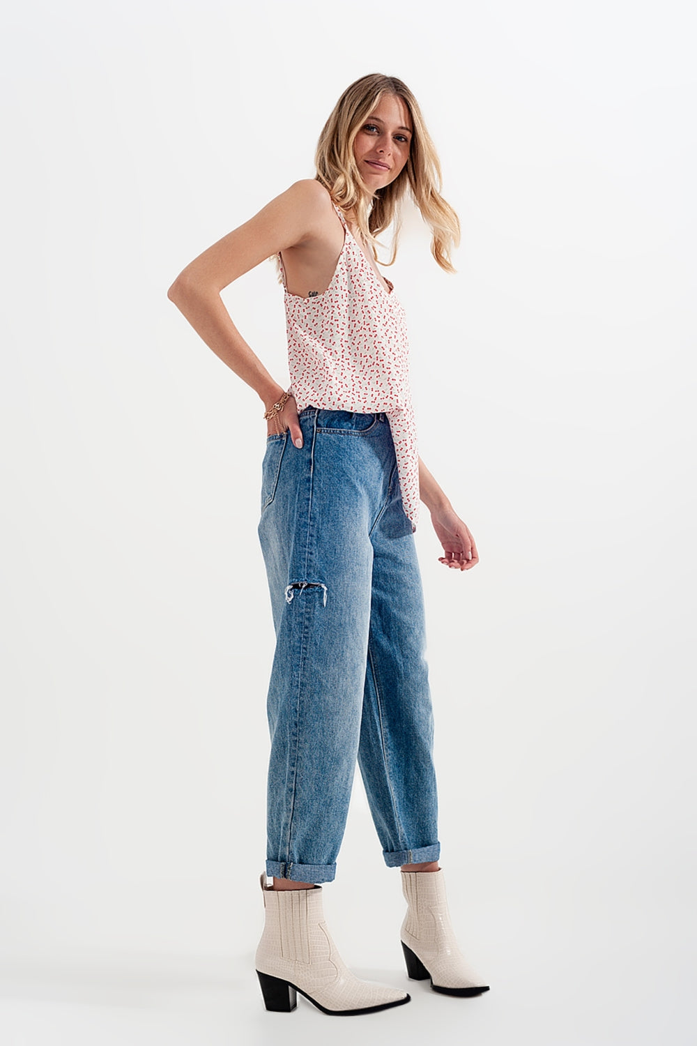 Jeans comodi con strappi laterali colore blu medio