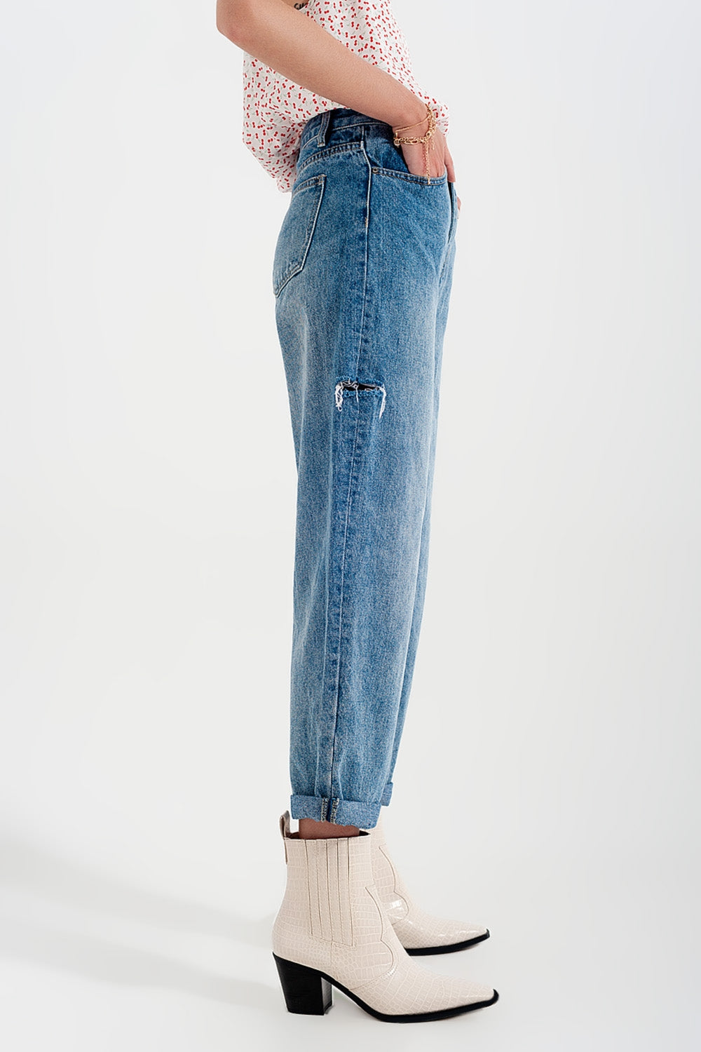 Jeans comodi con strappi laterali colore blu medio