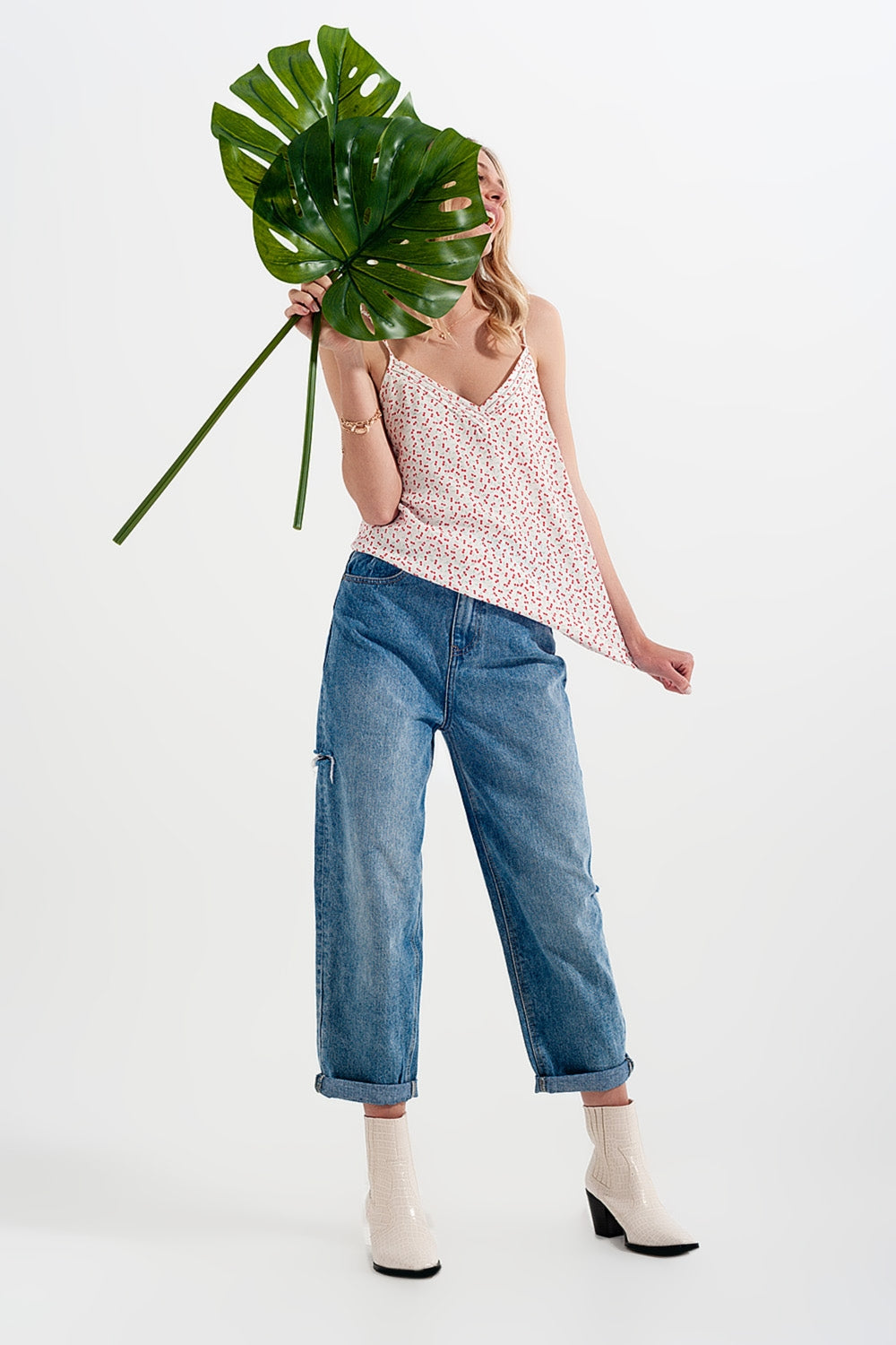 Jeans comodi con strappi laterali colore blu medio