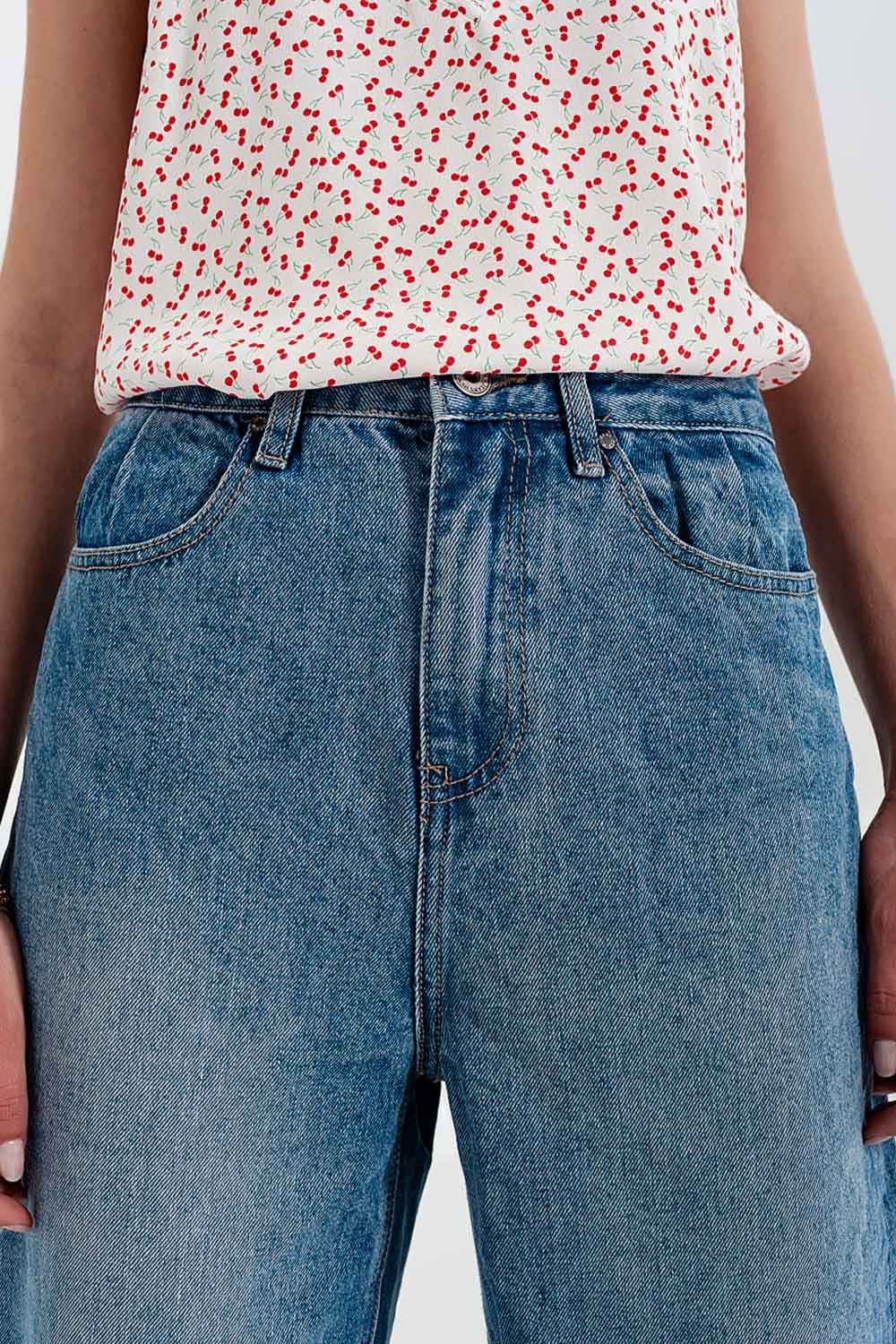 Jeans comodi con strappi laterali colore blu medio