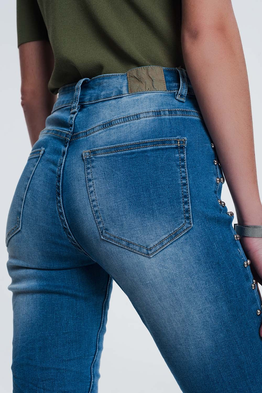 jeans con borchie denim stropicciato