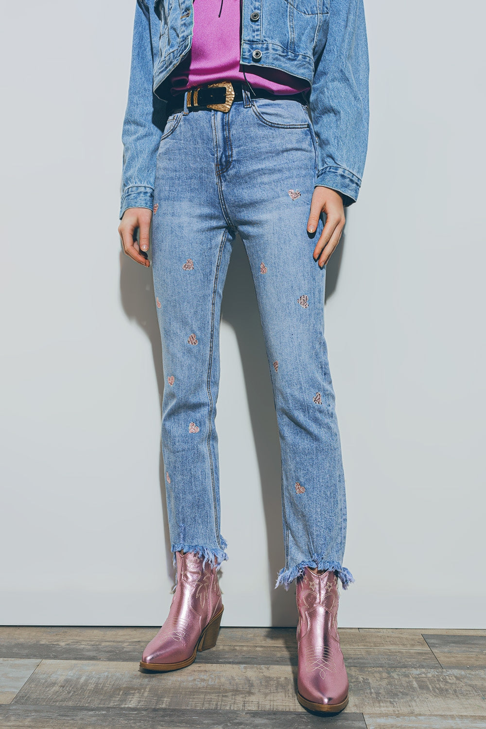 Q2 Jeans con cuore impreziosito e orlo strappato in lavaggio medio