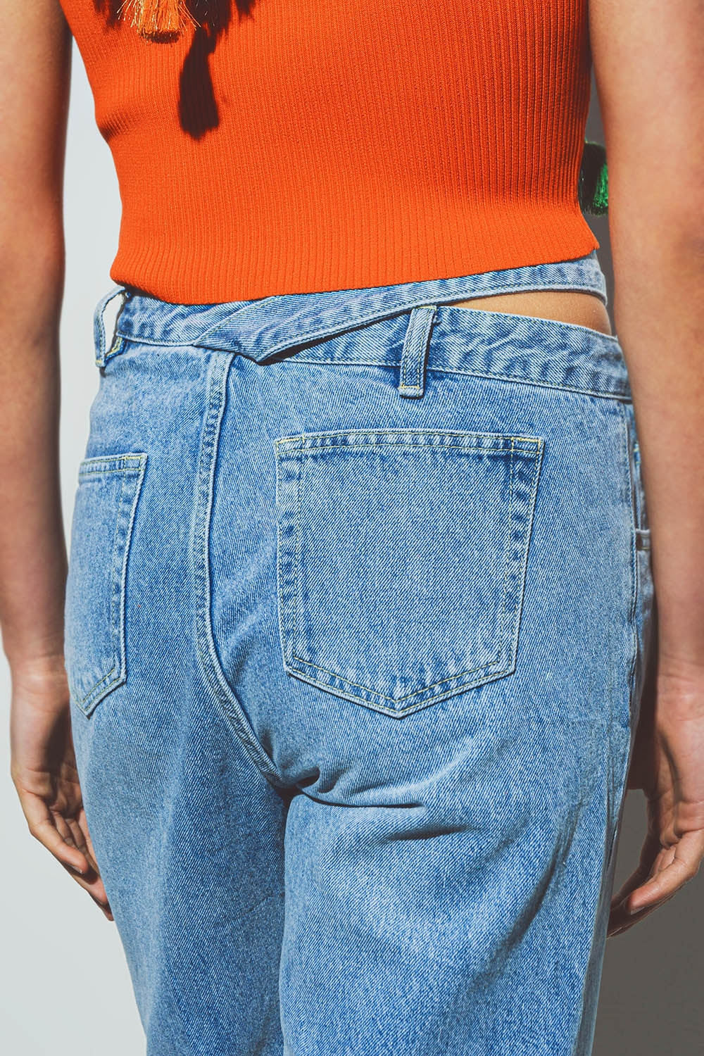 Jeans con Dettaglio Cintura in Lavaggio Medio