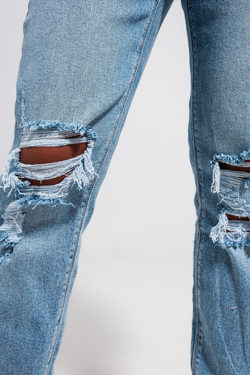Jeans con doppio strappo blu chiaro
