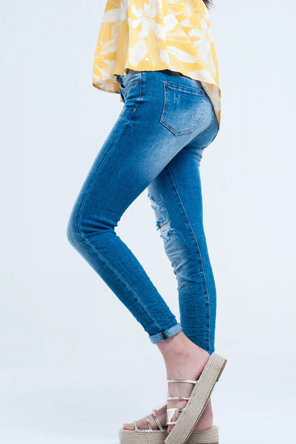 Jeans con lavaggio medio con strappi