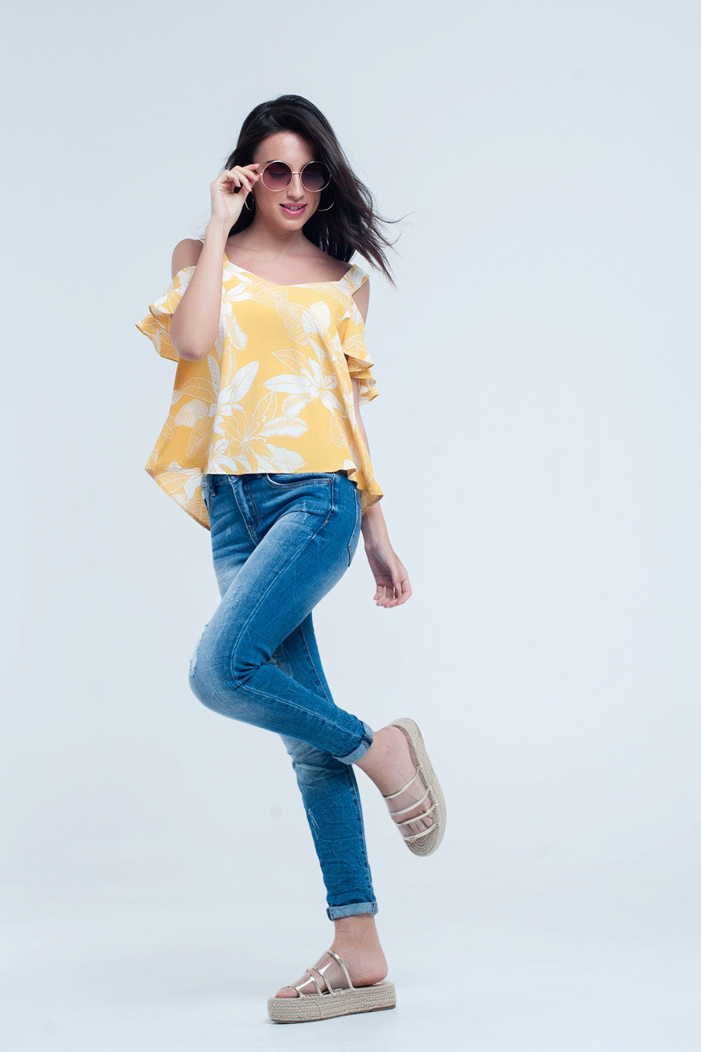 Jeans con lavaggio medio con strappi