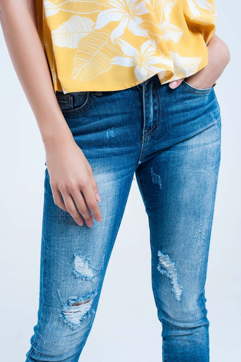 Jeans con lavaggio medio con strappi