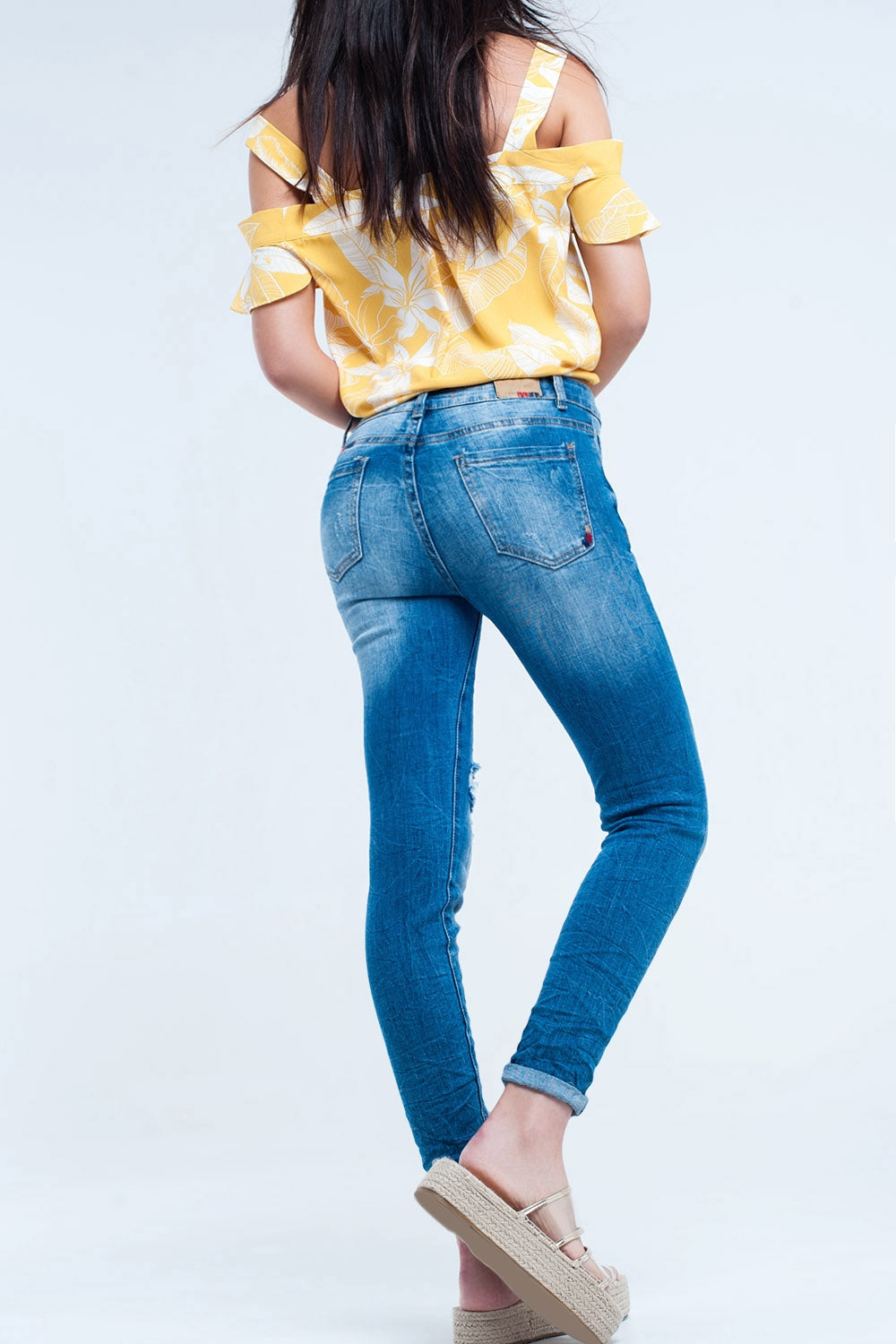 Jeans con lavaggio medio con strappi