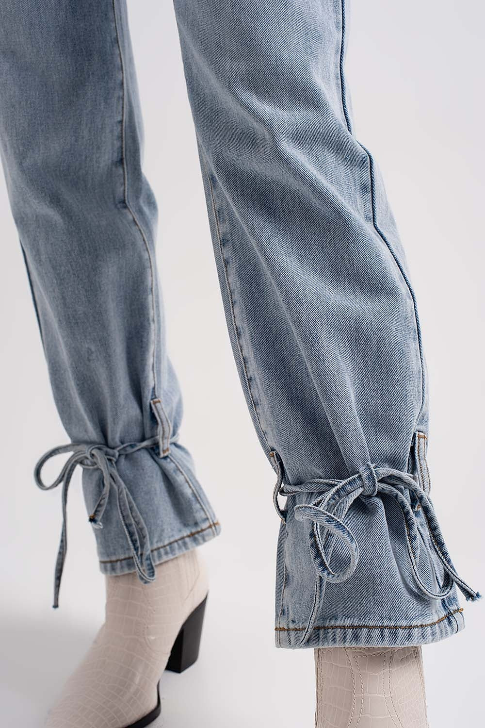 Jeans con legati alla caviglia
