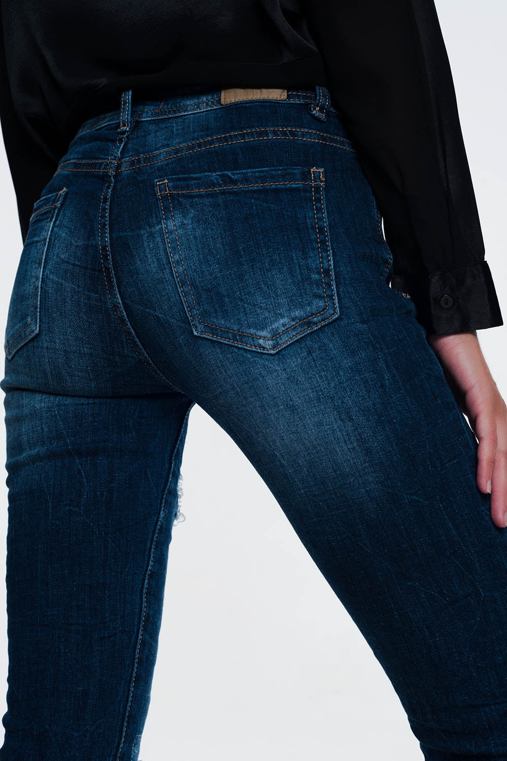 jeans con paillettes e strappi