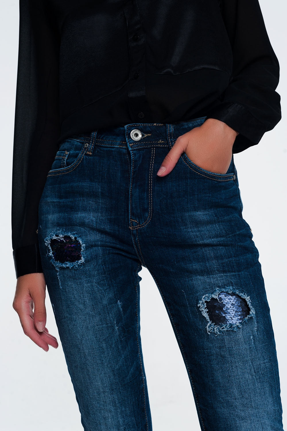 jeans con paillettes e strappi