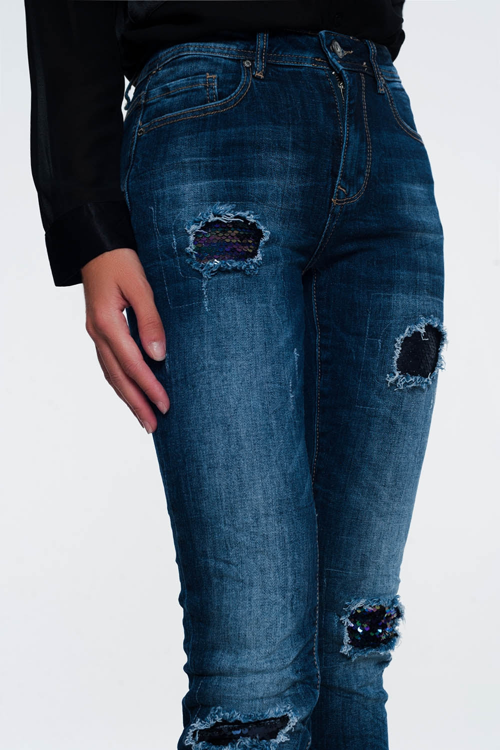 jeans con paillettes e strappi