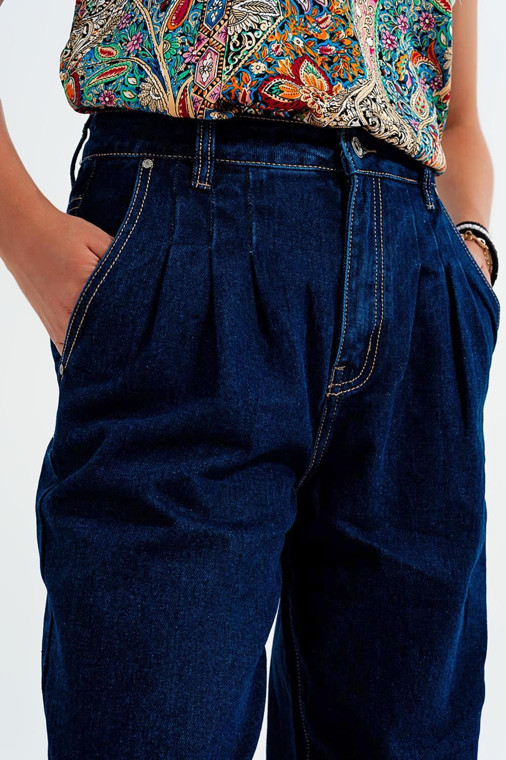 Jeans con pieghe sul davanti colore blu scuro