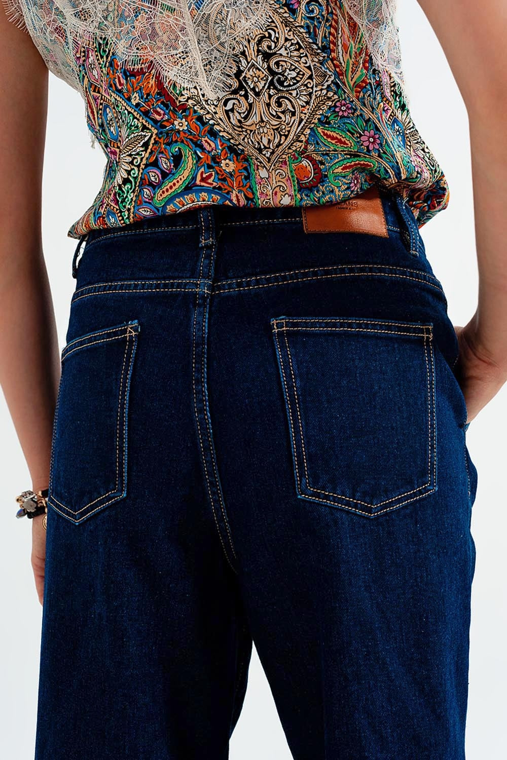 Jeans con pieghe sul davanti colore blu scuro