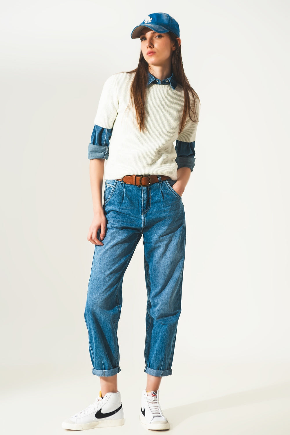 Jeans con pinces in vita in blu medio