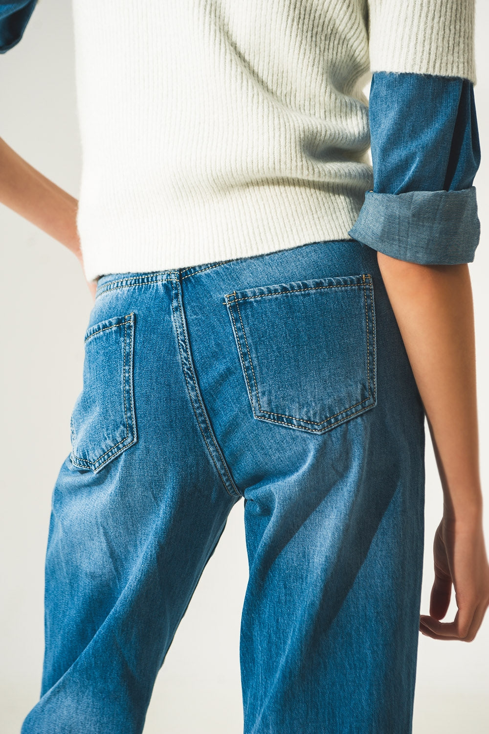 Jeans con pinces in vita in blu medio
