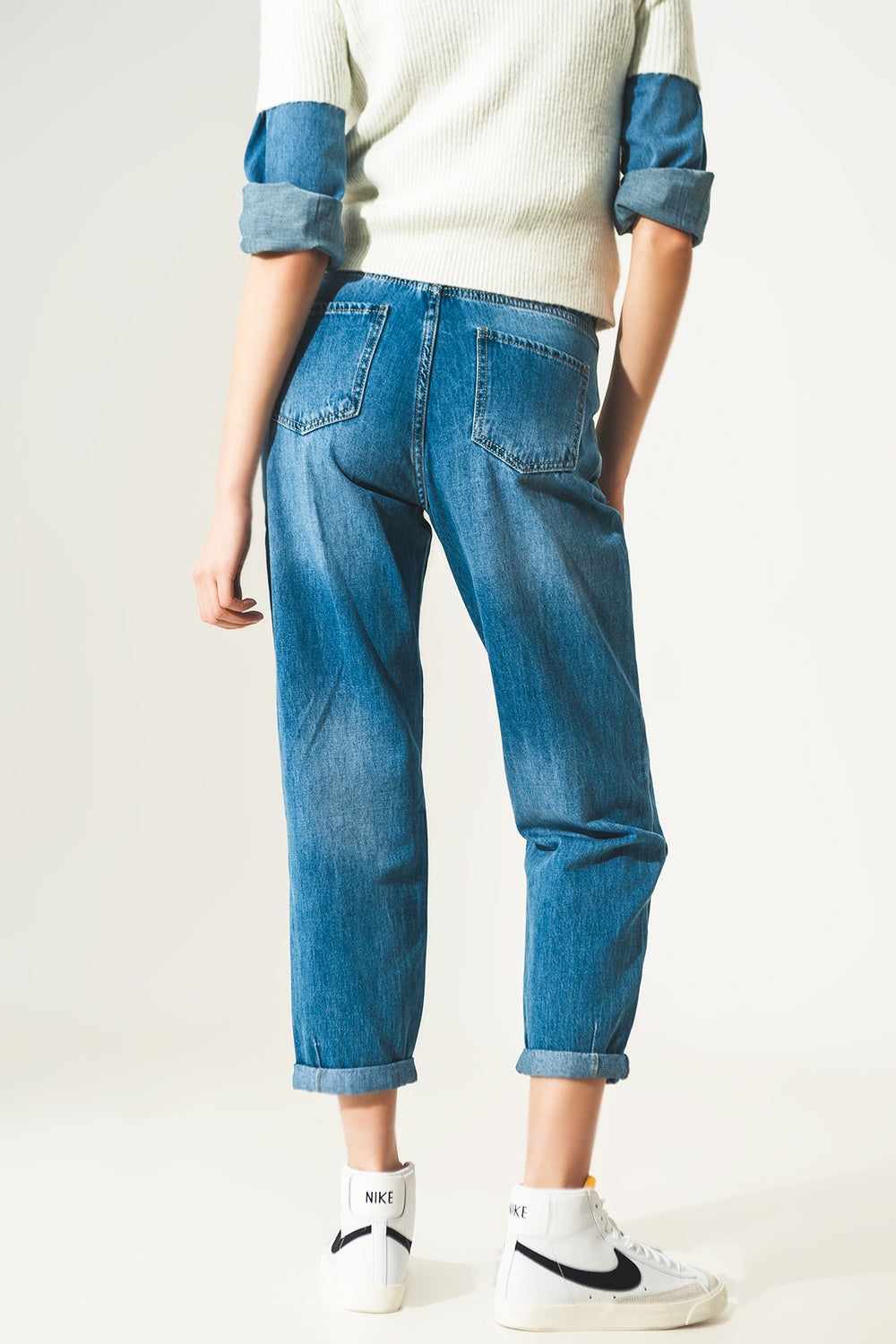 Jeans con pinces in vita in blu medio
