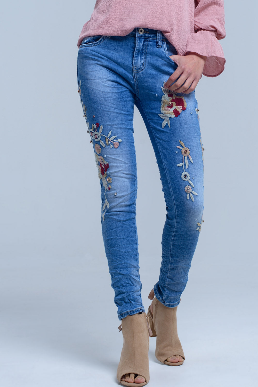 Jeans con ricami floreali