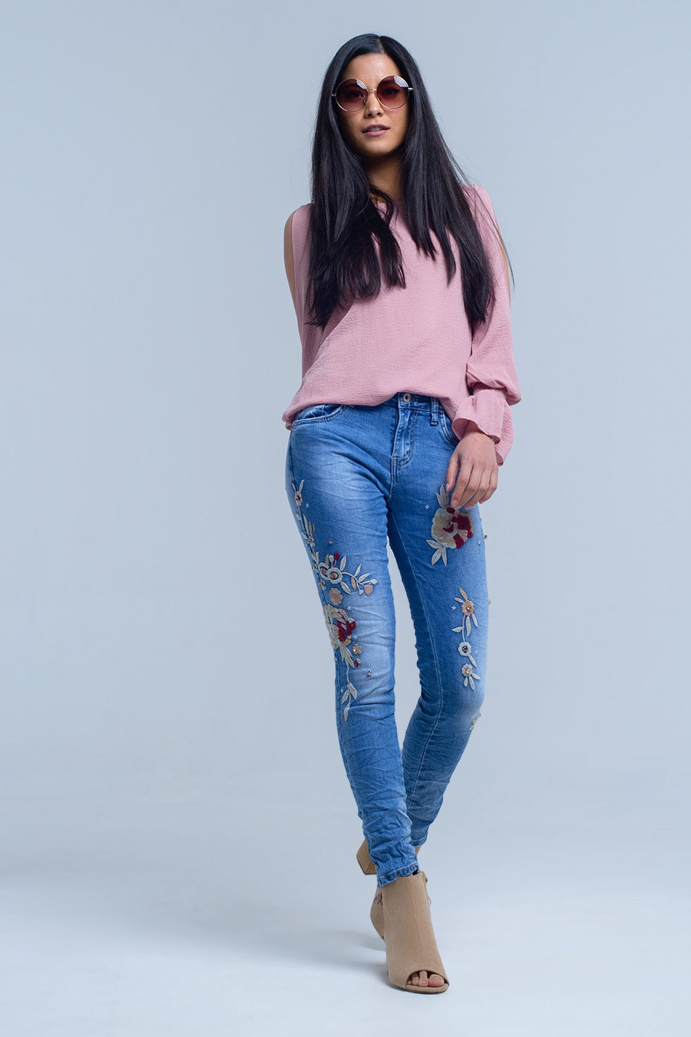 Jeans con ricami floreali