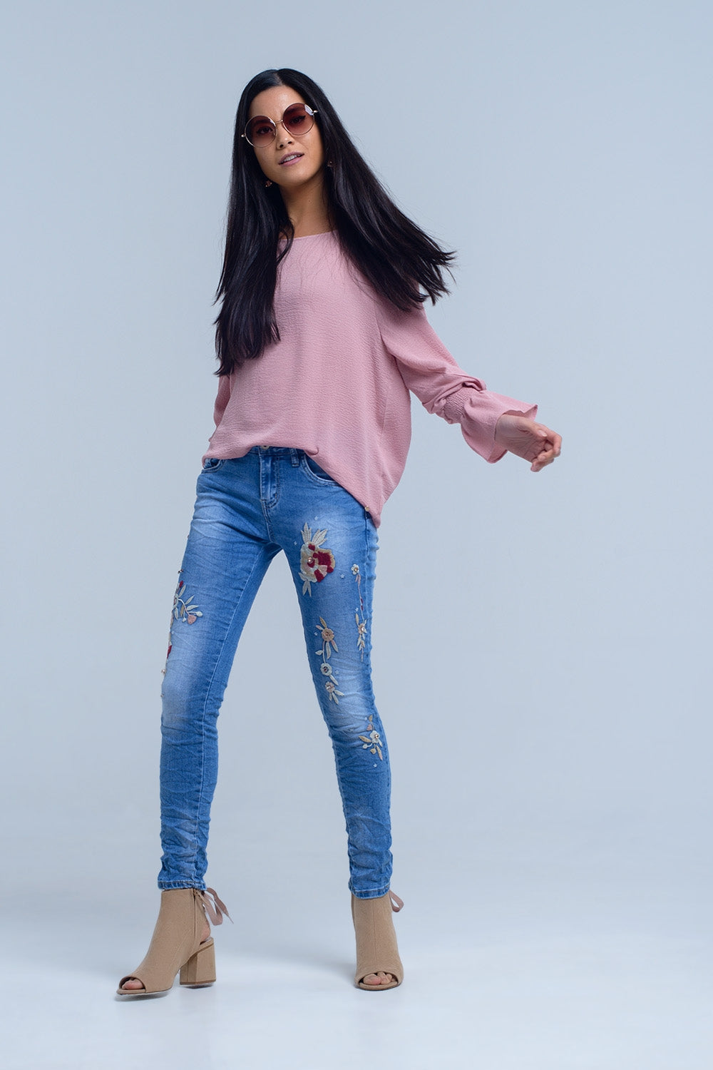 Jeans con ricami floreali