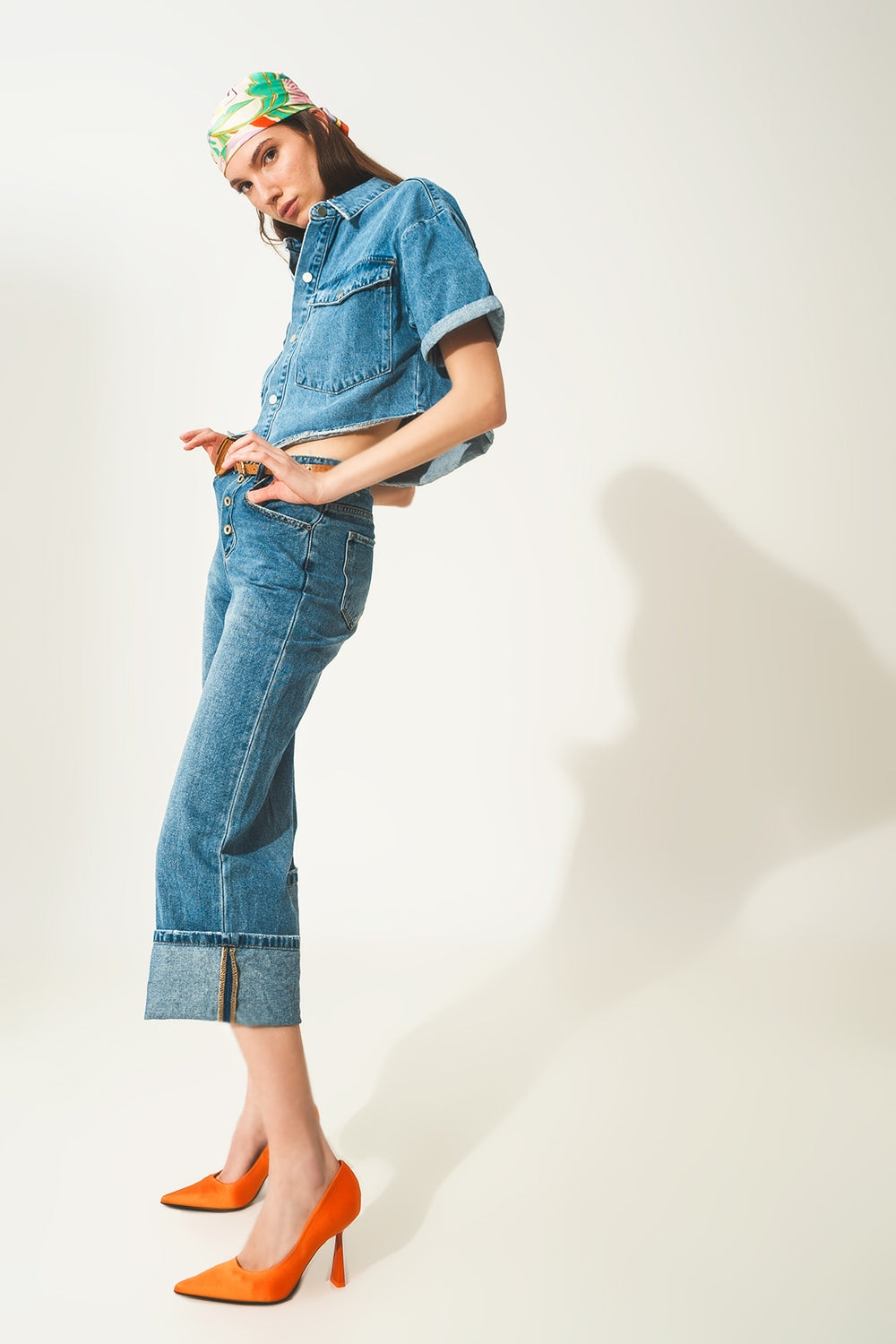 Jeans con risvolto e bottoni a vista in blu
