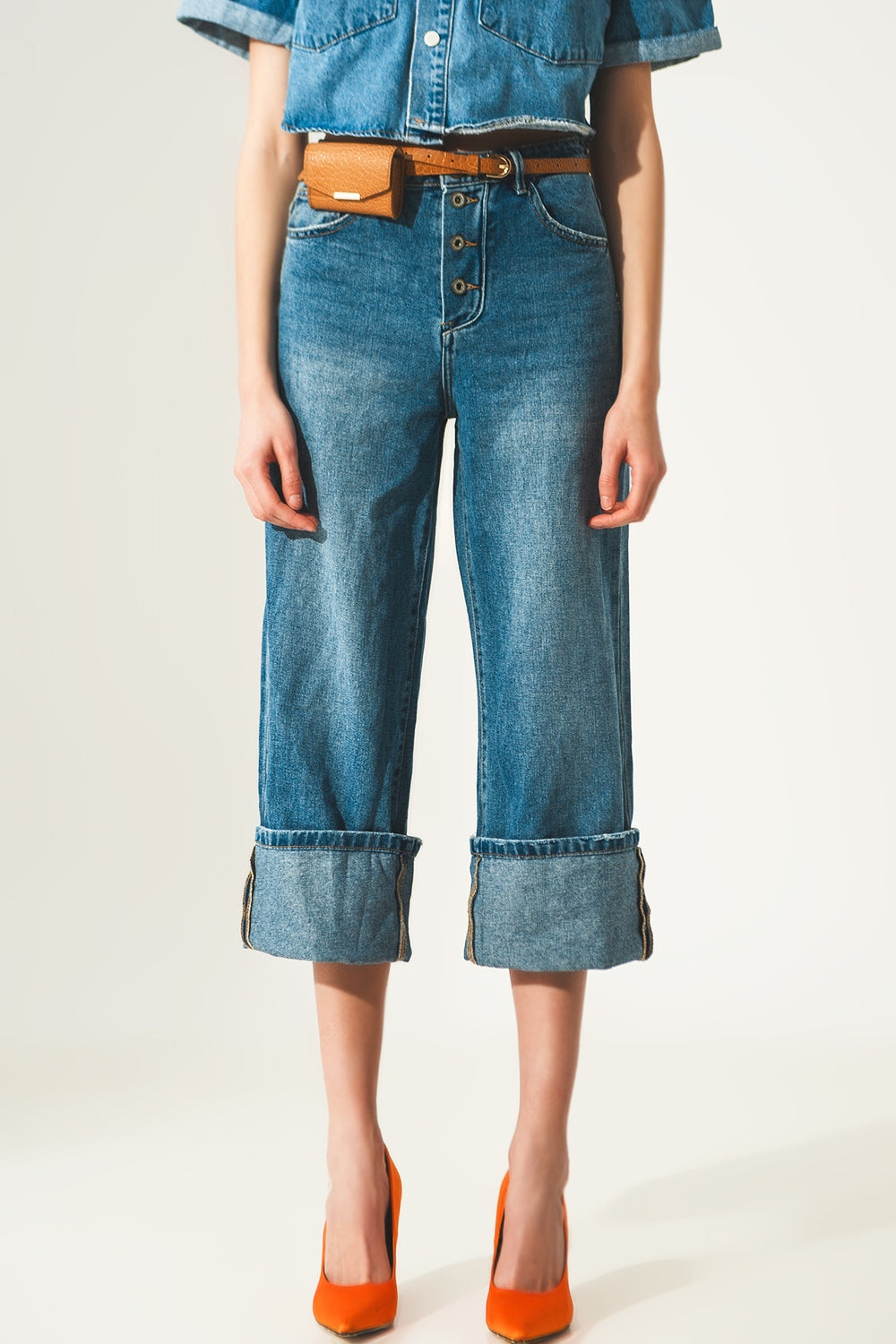 Jeans con risvolto e bottoni a vista in blu