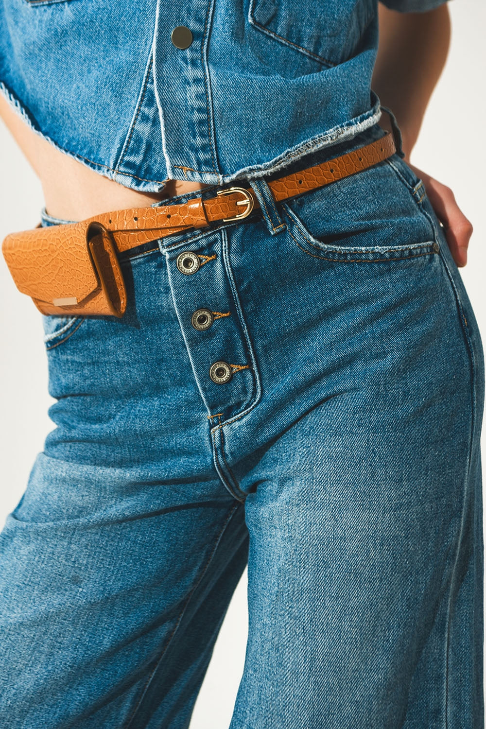 Jeans con risvolto e bottoni a vista in blu