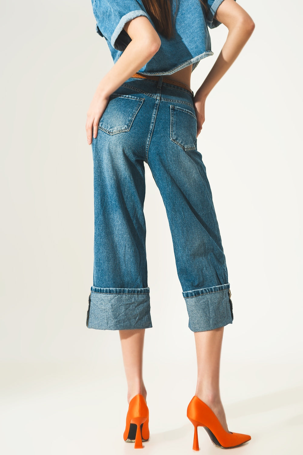 Jeans con risvolto e bottoni a vista in blu