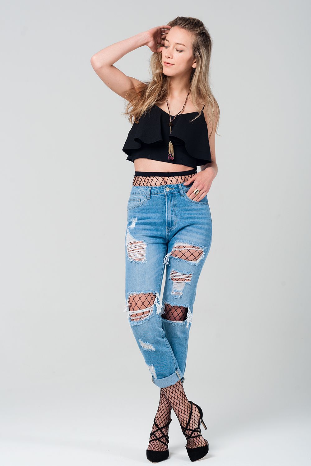 Jeans con strappi e calza a rete