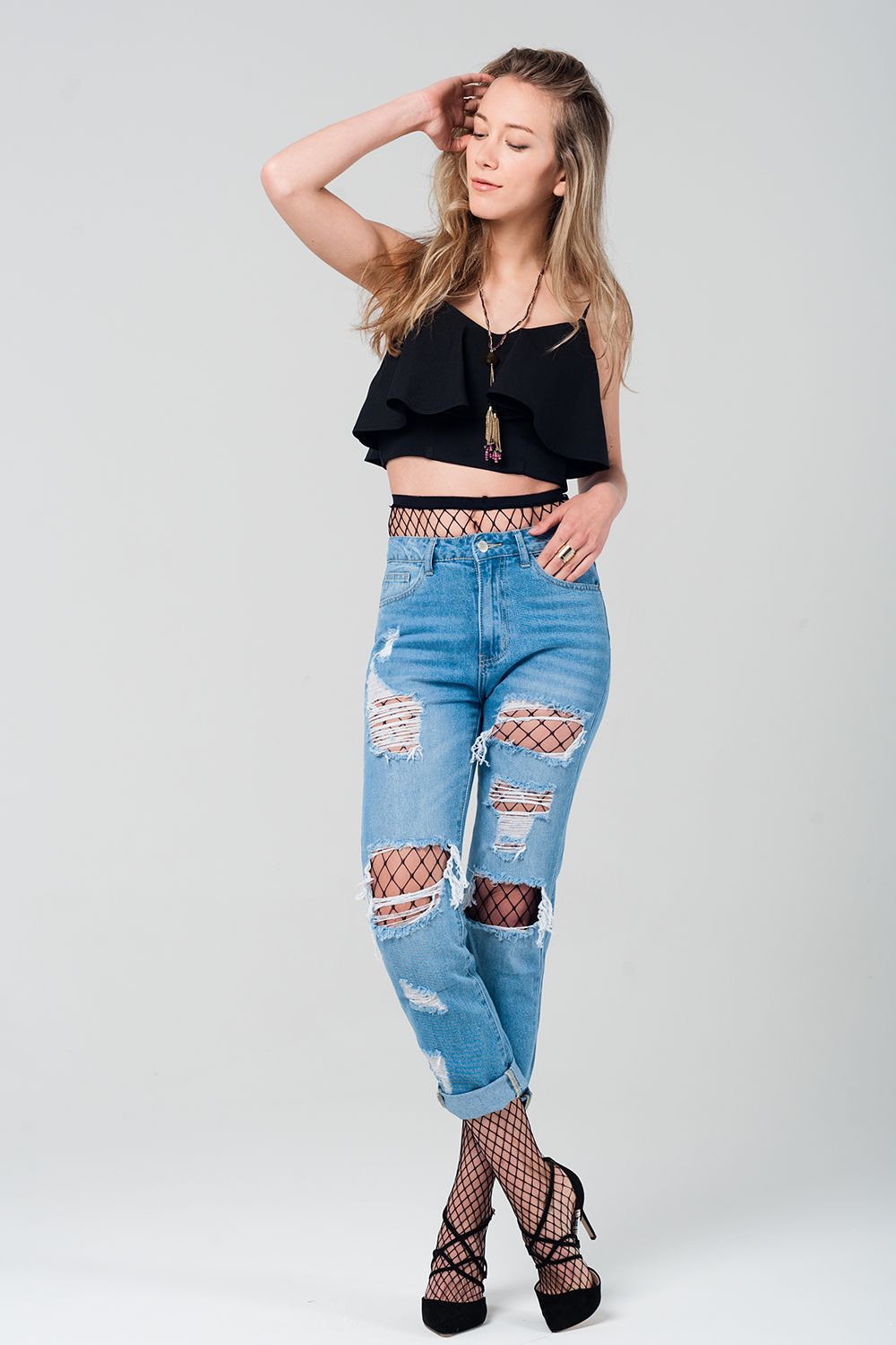 Jeans con strappi e calza a rete