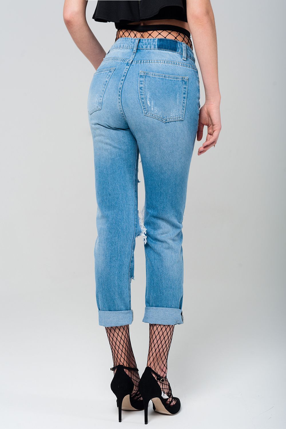 Jeans con strappi e calza a rete