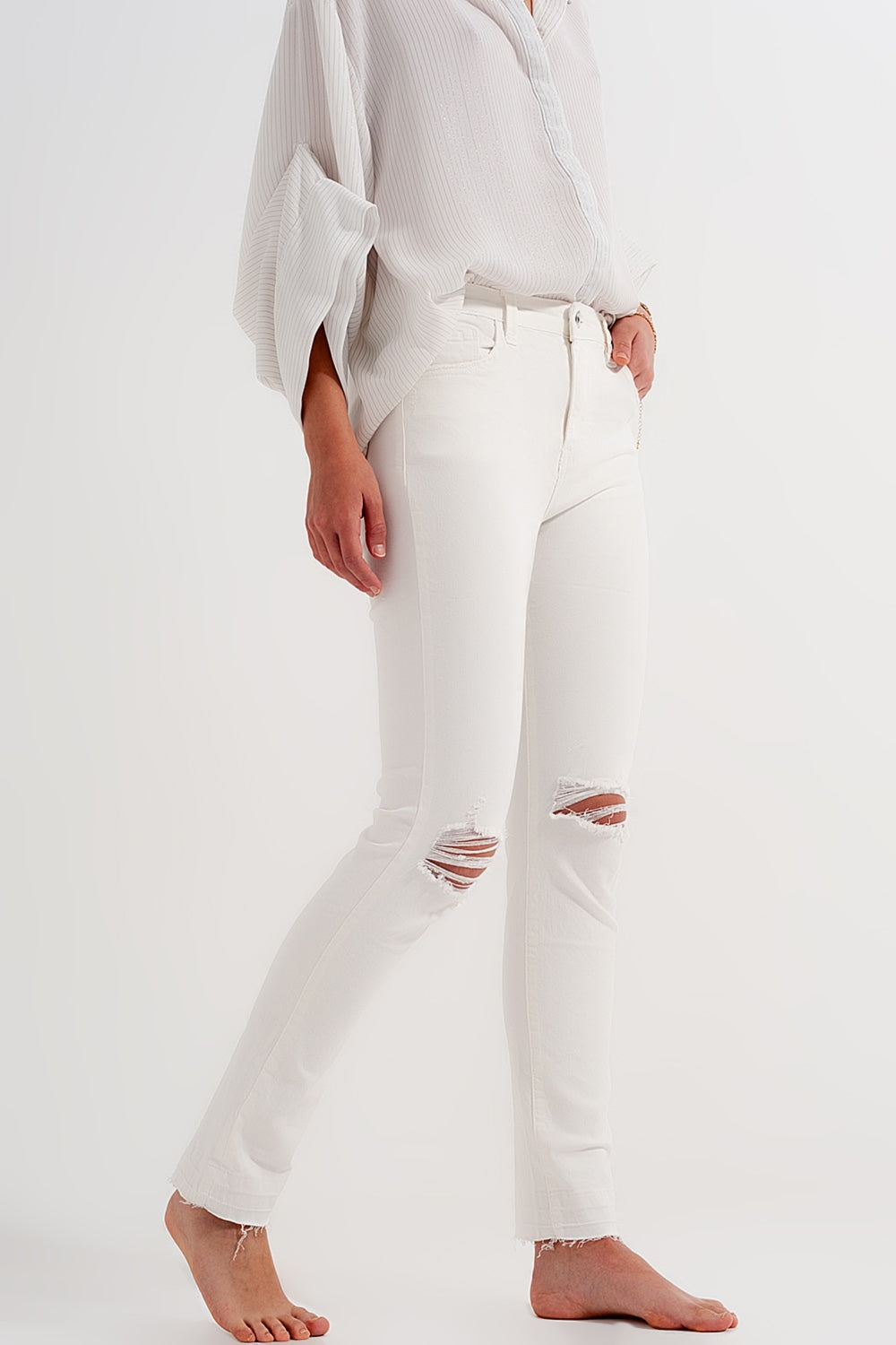 Q2 Jeans crema con strappi e fondo sfrangiato