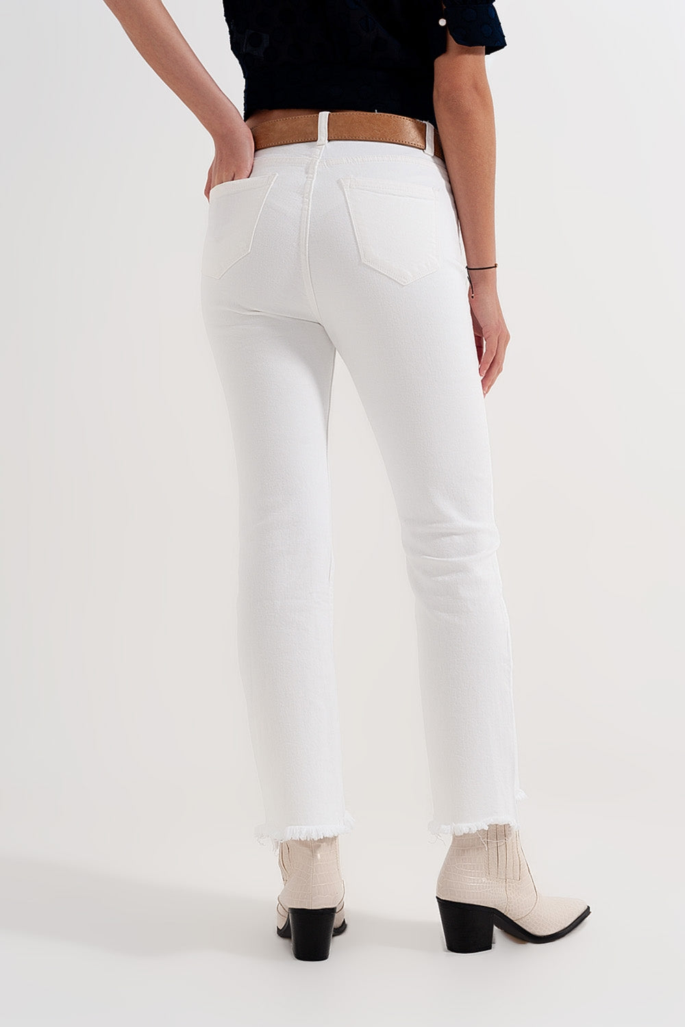 Jeans cropped a zampa crema con orlo grezzo