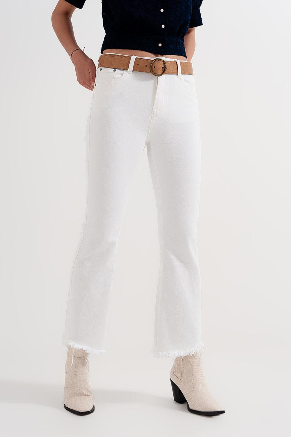 Jeans cropped a zampa crema con orlo grezzo