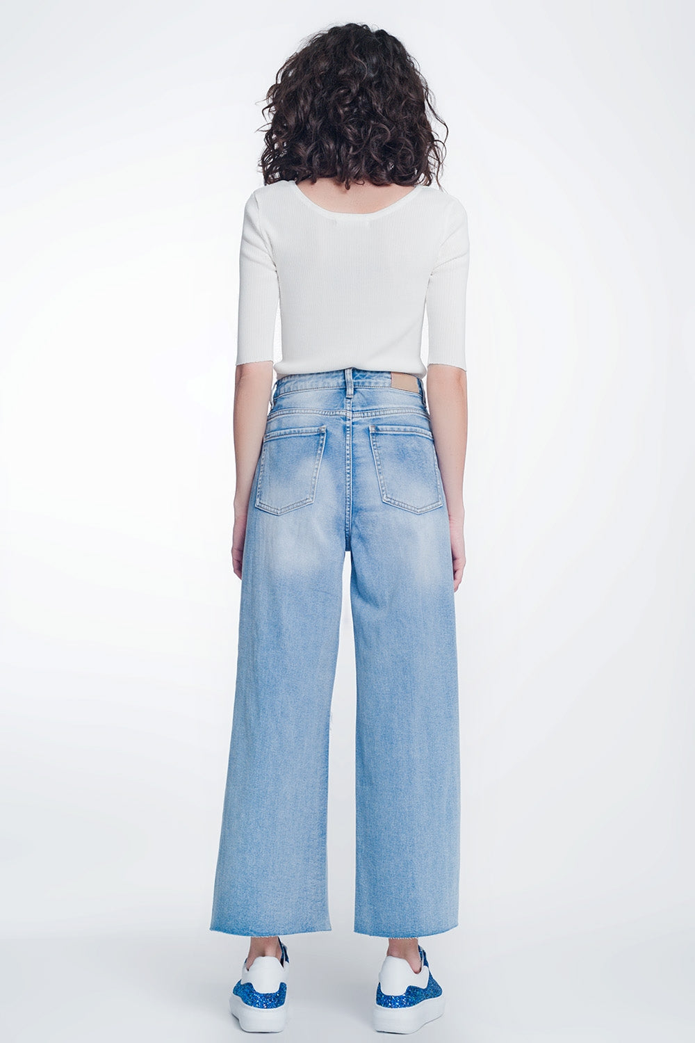 Jeans cropped con fondo ampio e grezzo azzurri