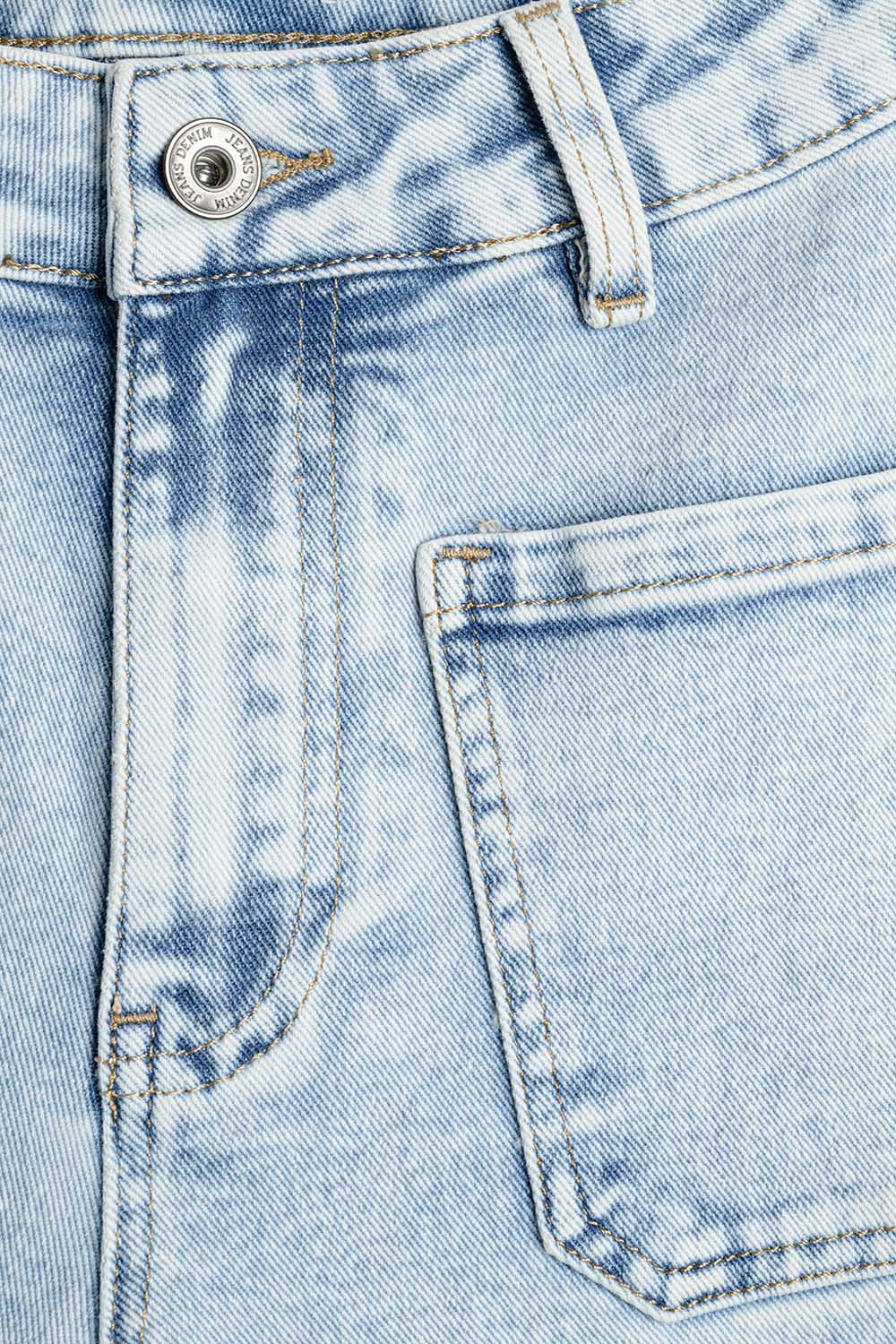 Jeans dal lavaggio chiaro con gamba larga e tasche
