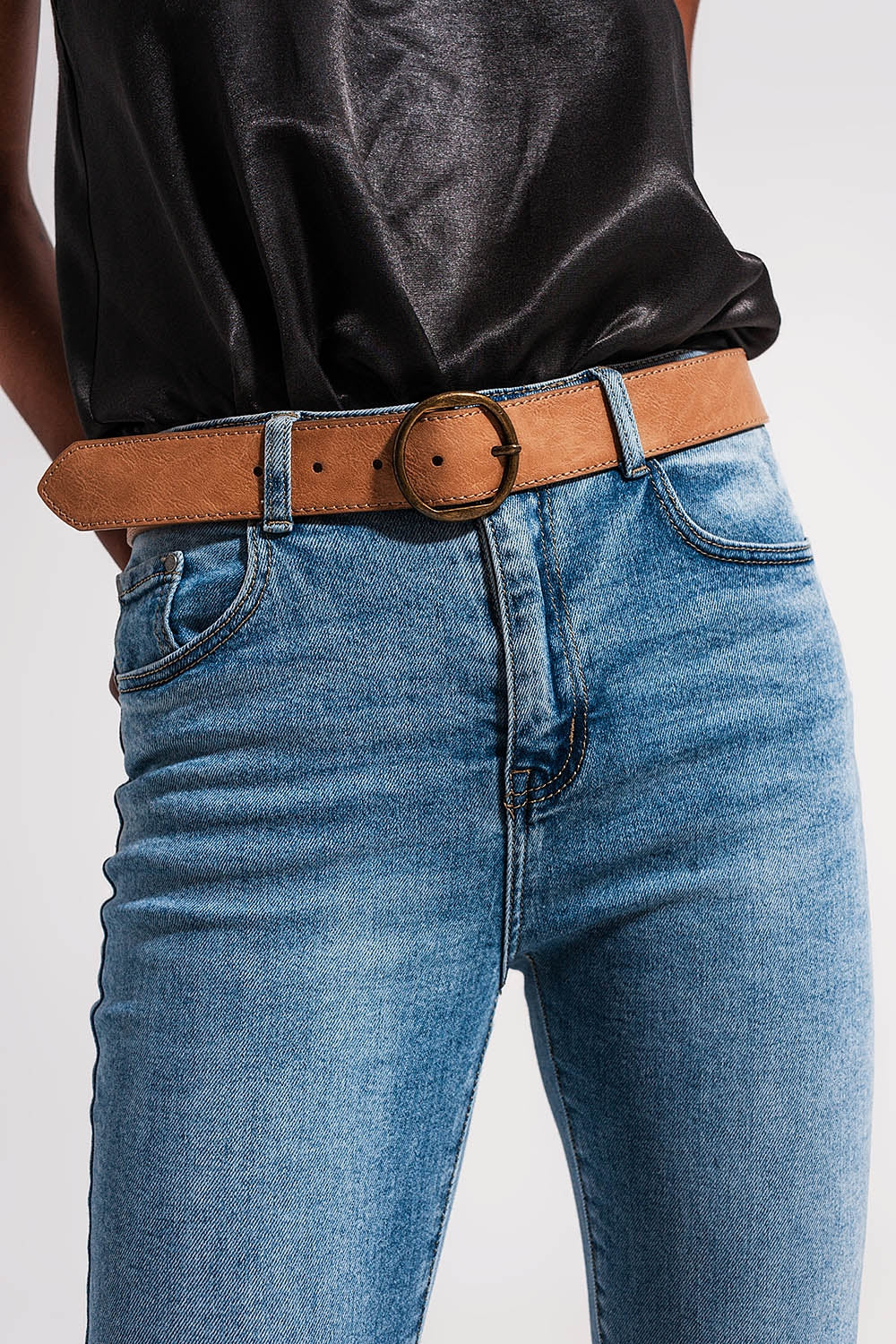 Jeans denim blu chiaro con fondo grezzo