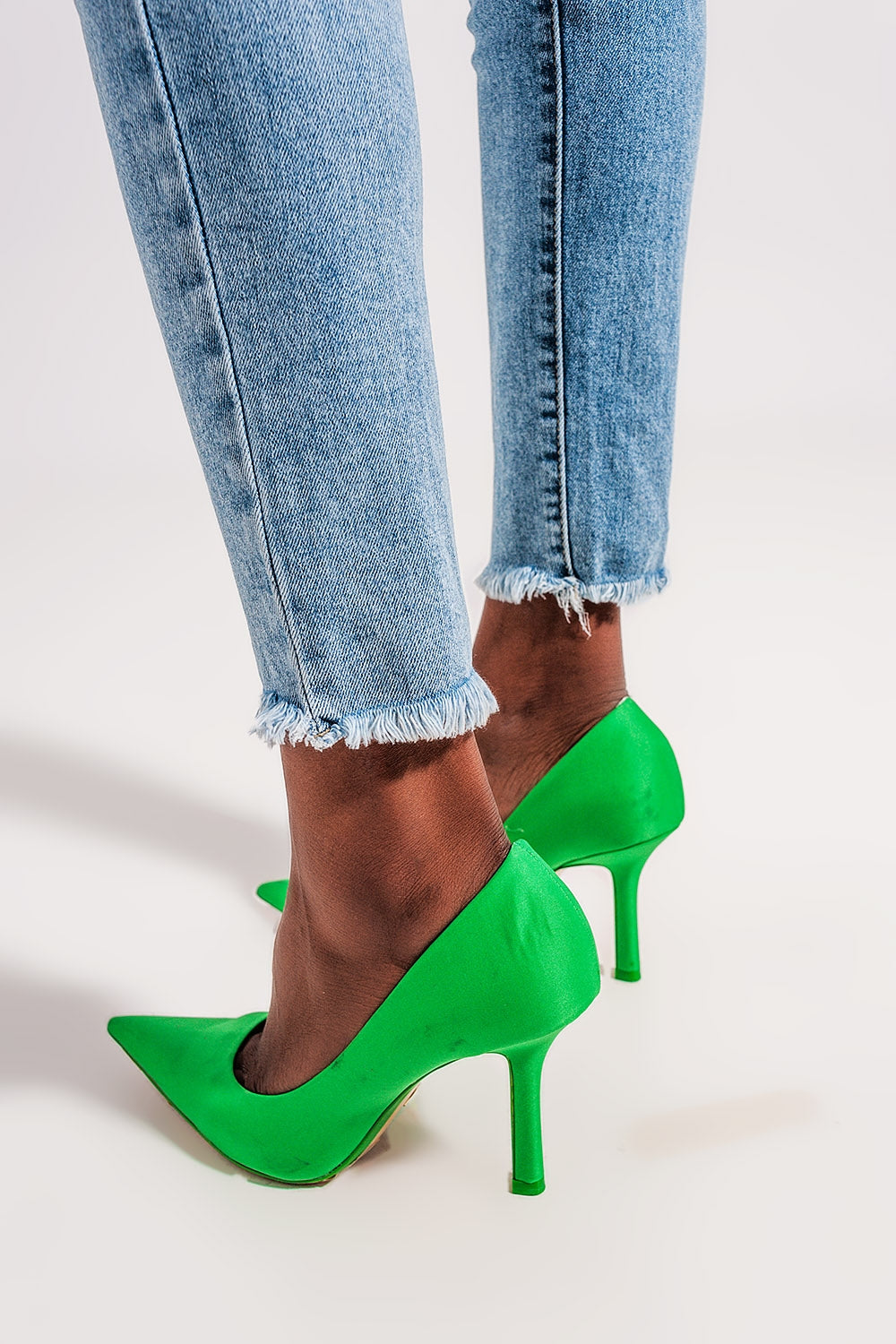 Jeans denim blu chiaro con fondo grezzo