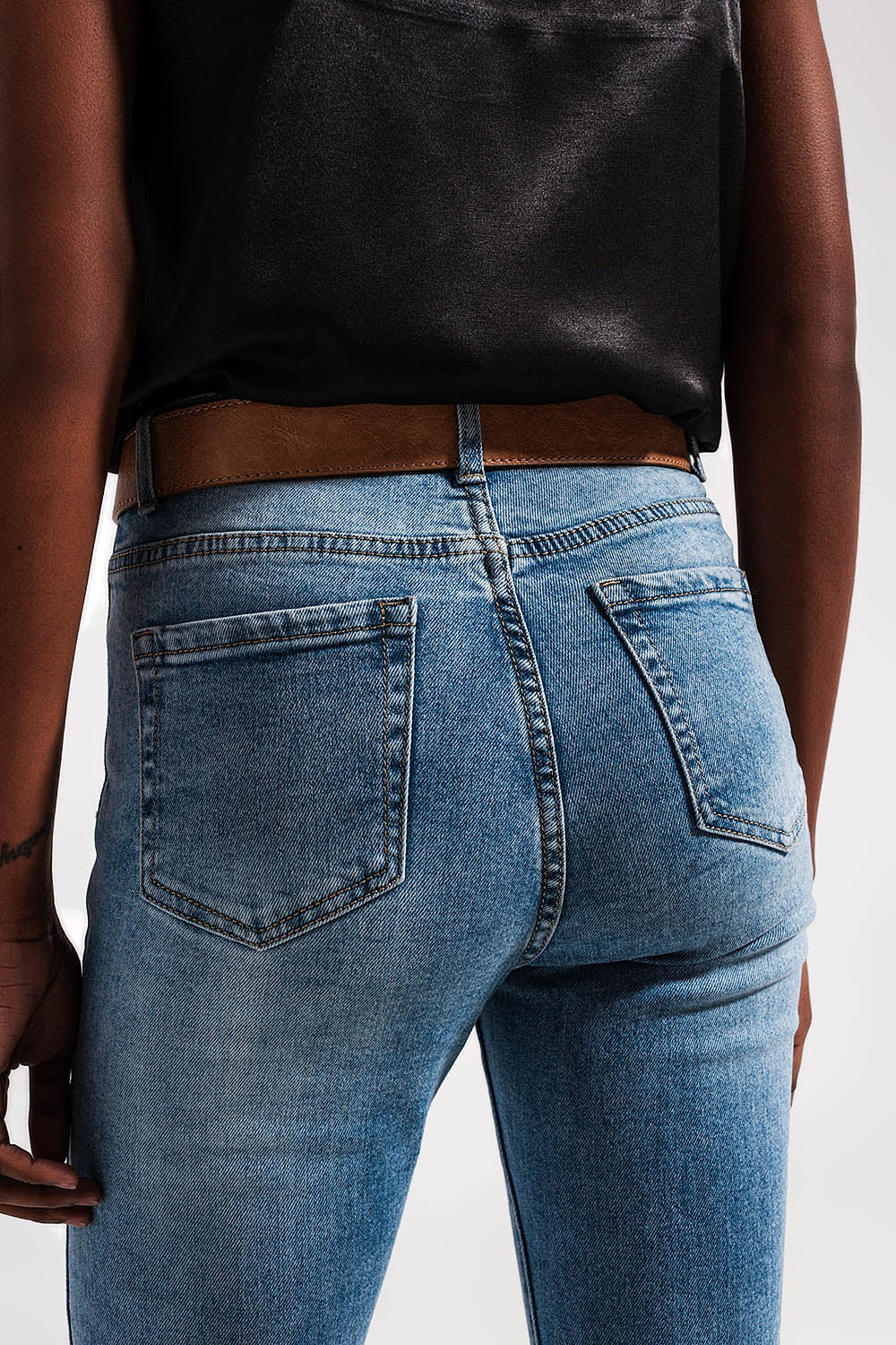 Jeans denim blu chiaro con fondo grezzo