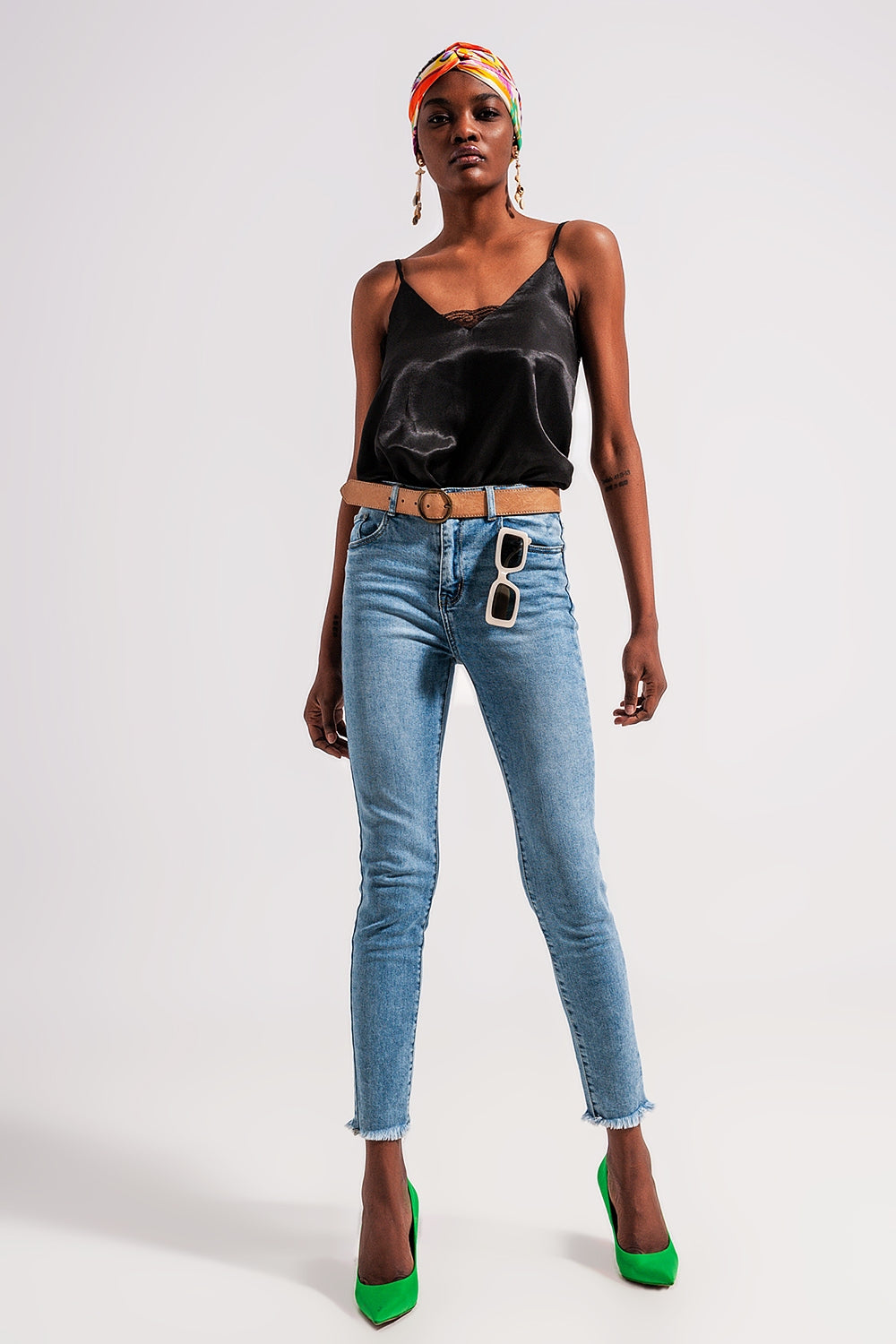 Jeans denim blu chiaro con fondo grezzo