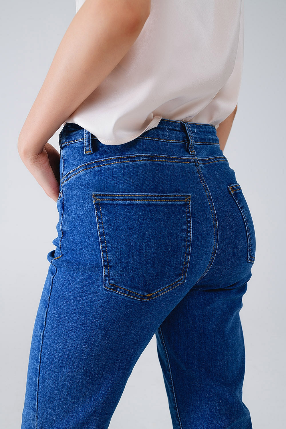 Jeans di base in denim blu scuro con dettaglio a treccia in vita