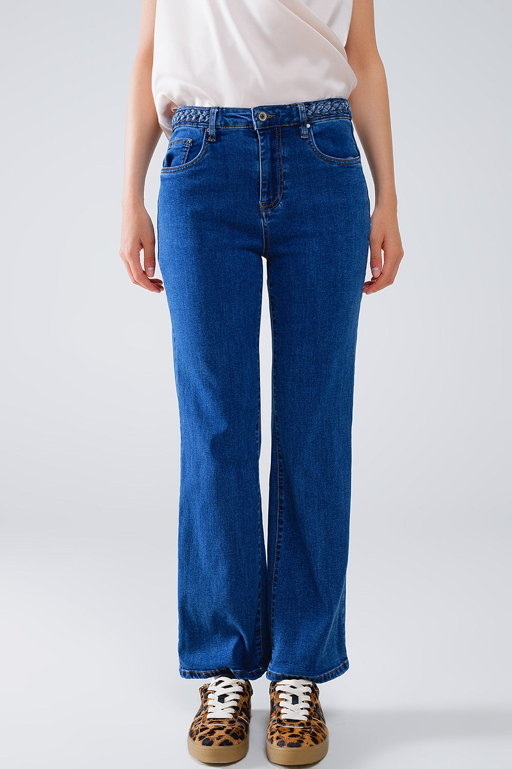 Jeans di base in denim blu scuro con dettaglio a treccia in vita