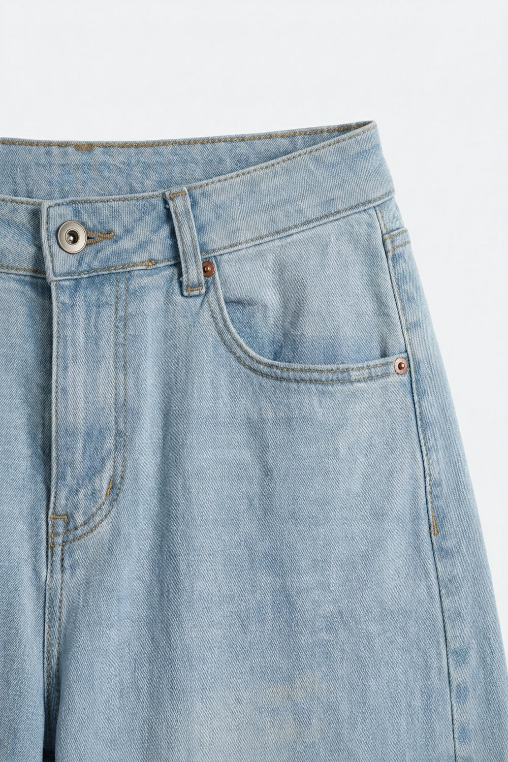 Jeans di denim blu chiaro a gamba larga con tessuto leggero
