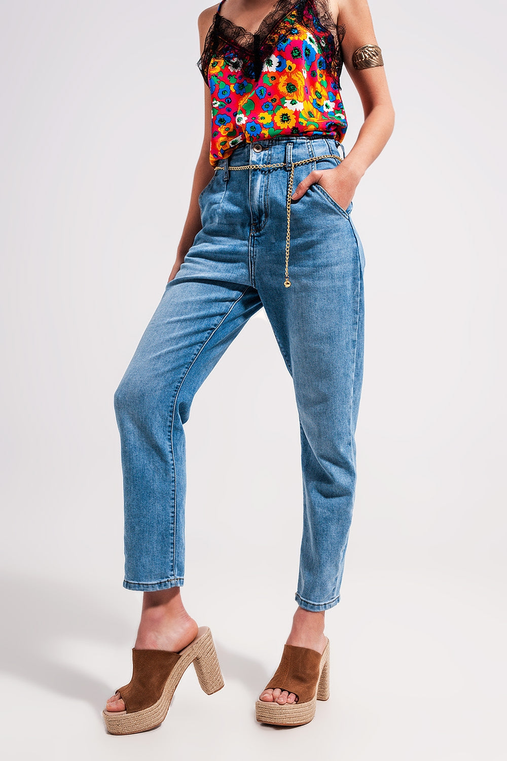 Jeans dritti a vita alta con cintura lavaggio chiaro